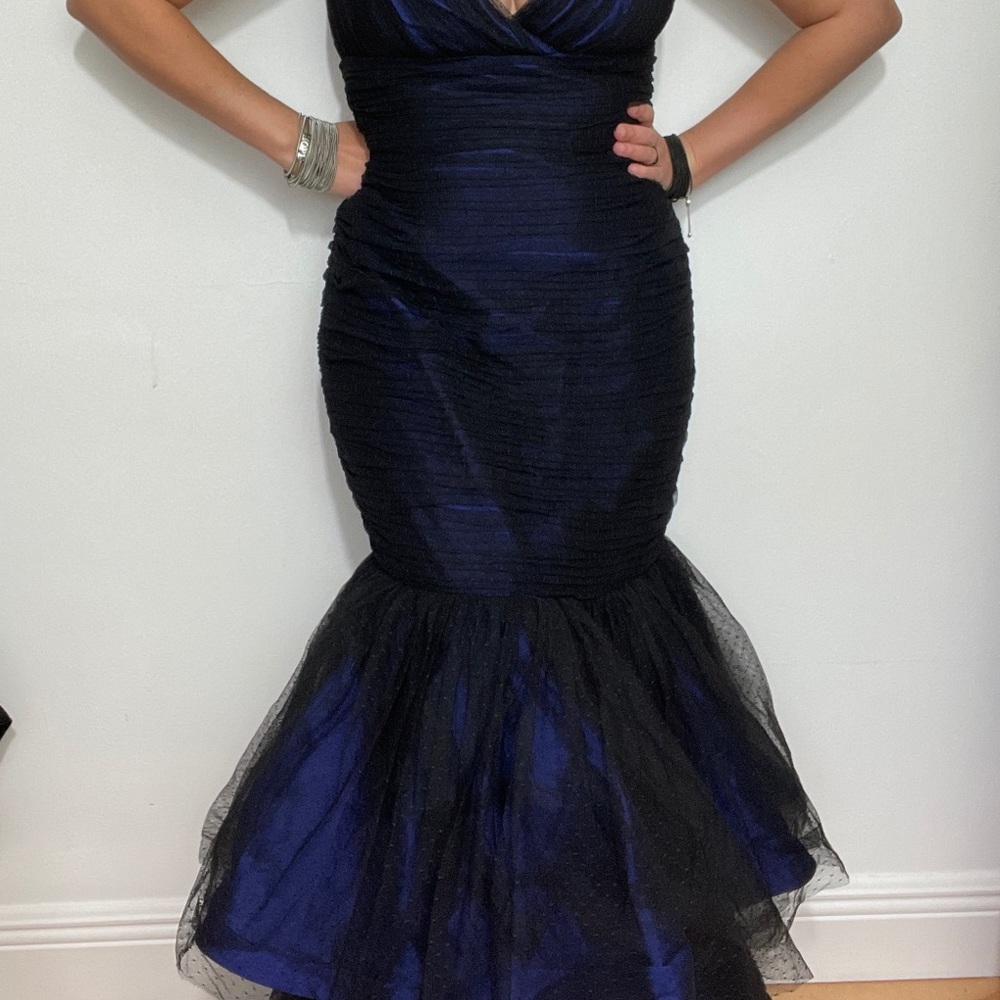 Monique Lhuillier V-Neckline Tiered Trumpet Gown - Picture 9 of 12